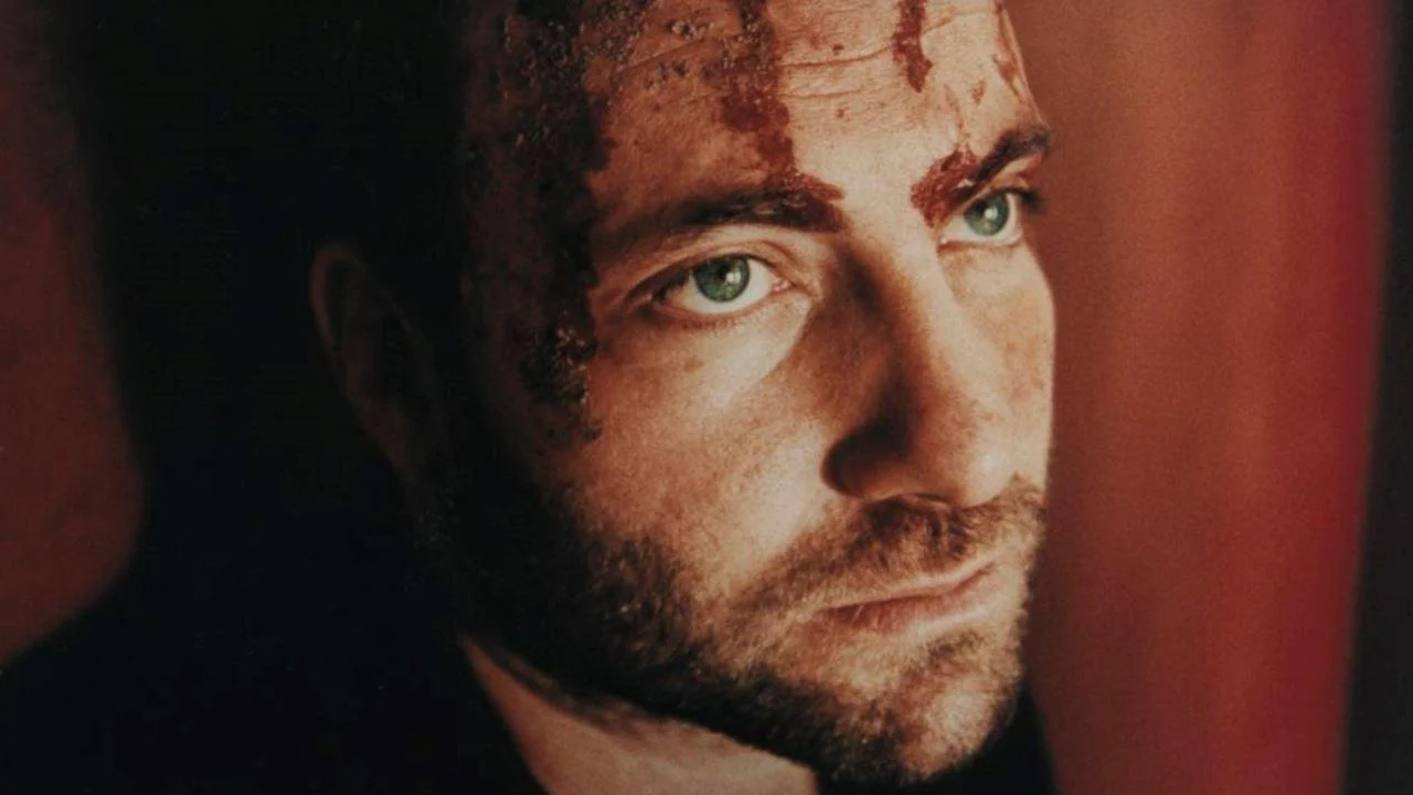 Фильм Истекающий кровью (1999)