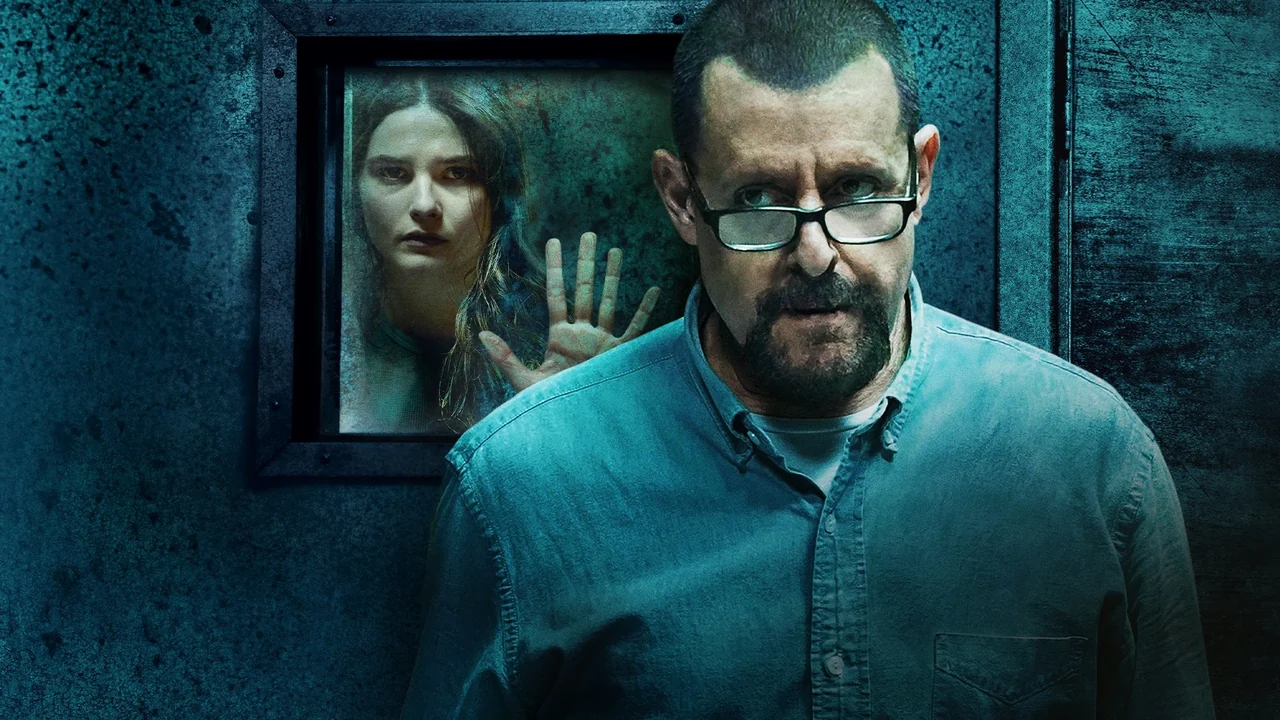 Фильм Девушка в подвале (2021)